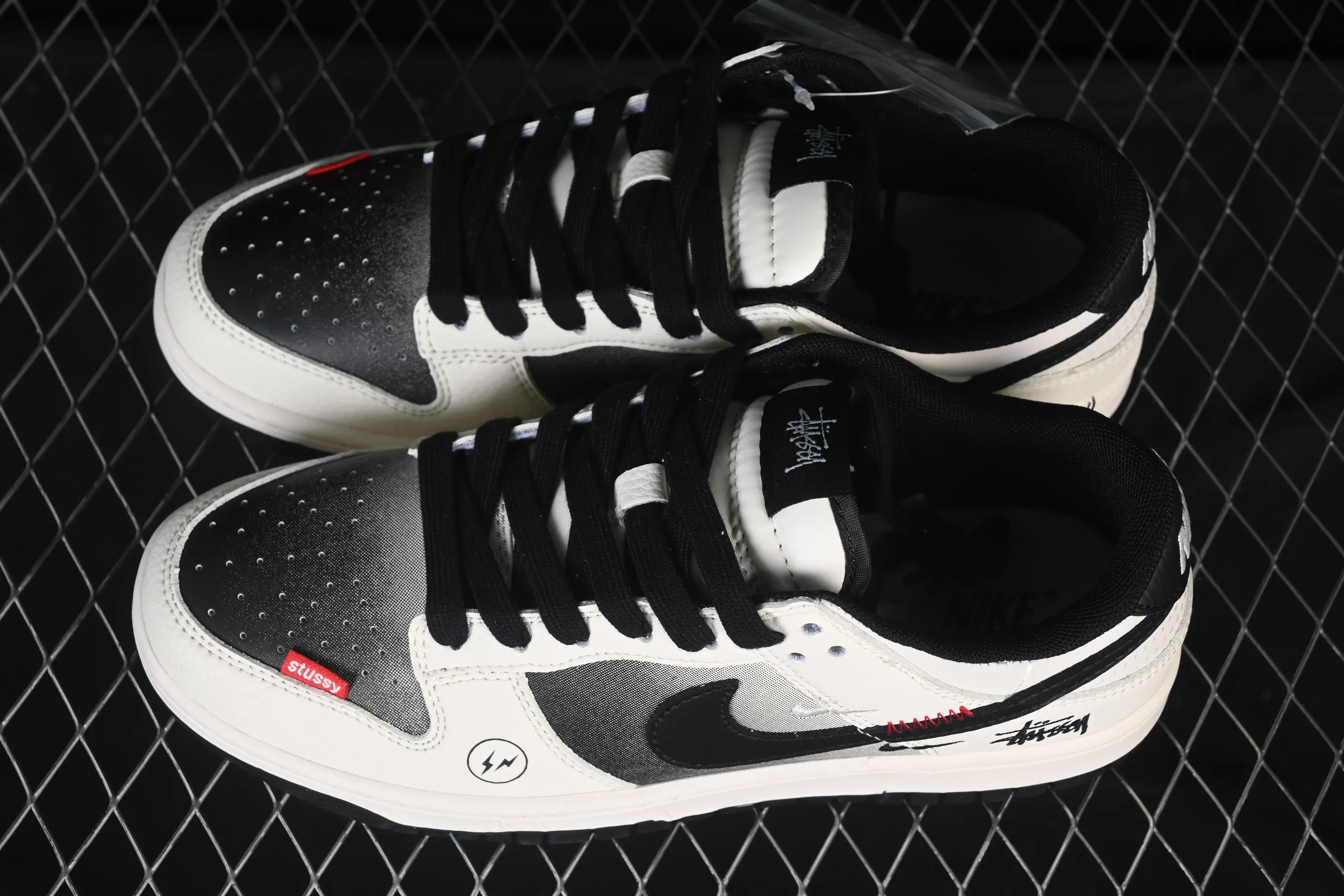 All categories Nk SB Dunk Series Nk SB Dunk Low High-end customized low-top sneakers Nike SB Dunk Low Stusi co-branded Lightning gradient beige black Anniversary high-end customized low-top casual sneakers QW5836-020